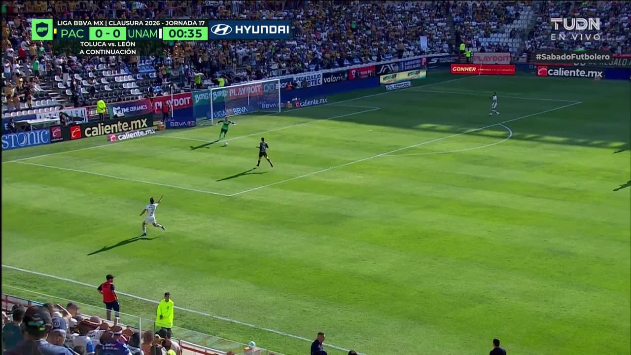 Arranca el partido y la pelota está en juego.