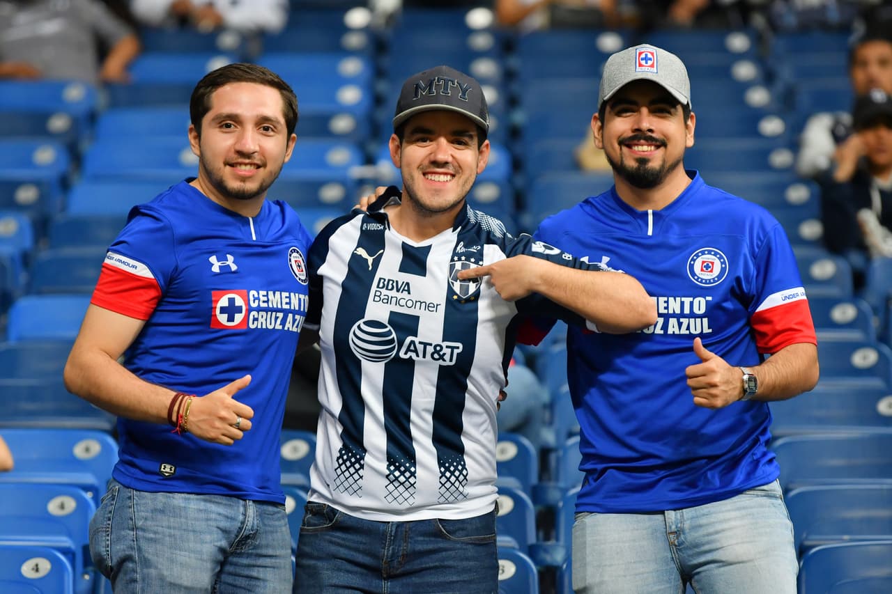 En las tribunas del Estadio BBVA Bancomer se vive la antesala al juego entre Rayados y Cruz Azul por la jornada 12 del Clausura 2019 de la Liga MX.