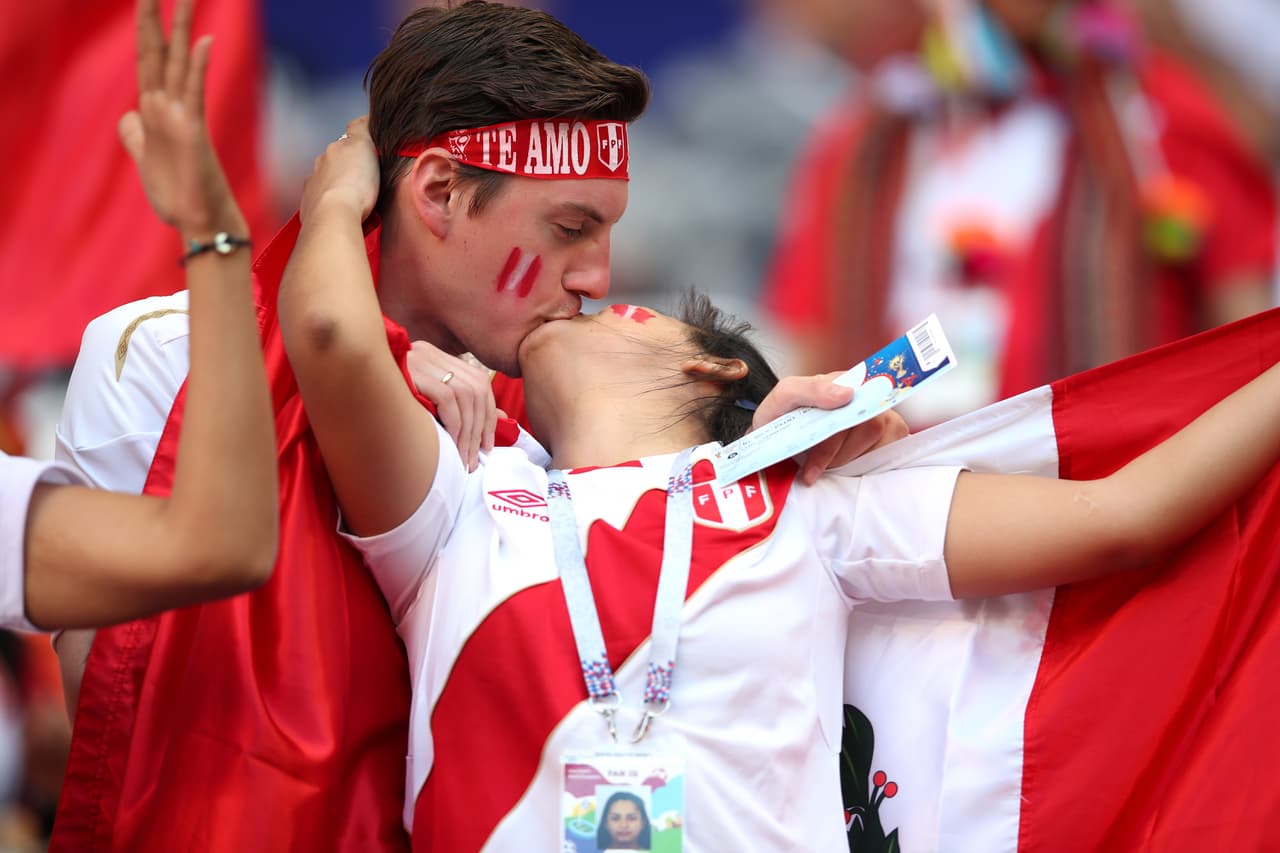 Perú y Dinamarca enmarcan con la pasión inca y el amor vikingo la colorida presencia y la fiesta de sus fanáticos en medio del partido del grupo C en el Mundial de Rusia 2018.
