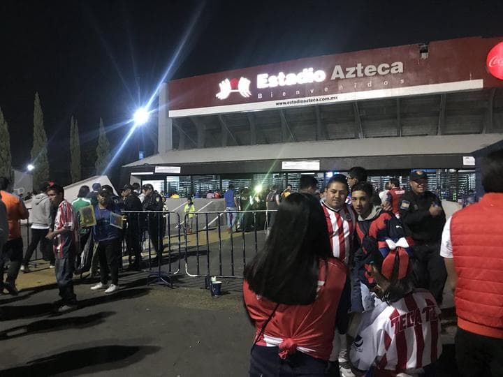 Así vivieron los aficionados los momentos previos al Súper Clásico por la Copa MX entre Águilas del América y Chivas del Guadalajara en el Estadio Azteca.