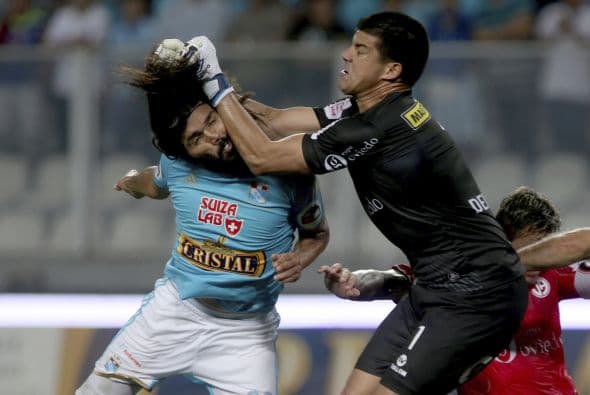 Jorge Cazulo (izquierda)  choca con Erick Delgado (derecha) en acciones del segundo partido para definir al campeón de Perú. Los equipos de Sporting Cristal y el Juan Aurich tuvieron que recurrir a un tercer encuentro para definir al campeón de este país.