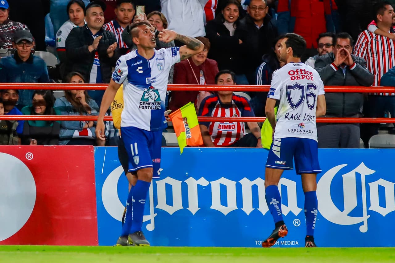 Con un cabezazo, el argentino José Ulloa (izquierda) anotó el 3-1 que resultó definitivo en el marcador a favor del Pachuca.