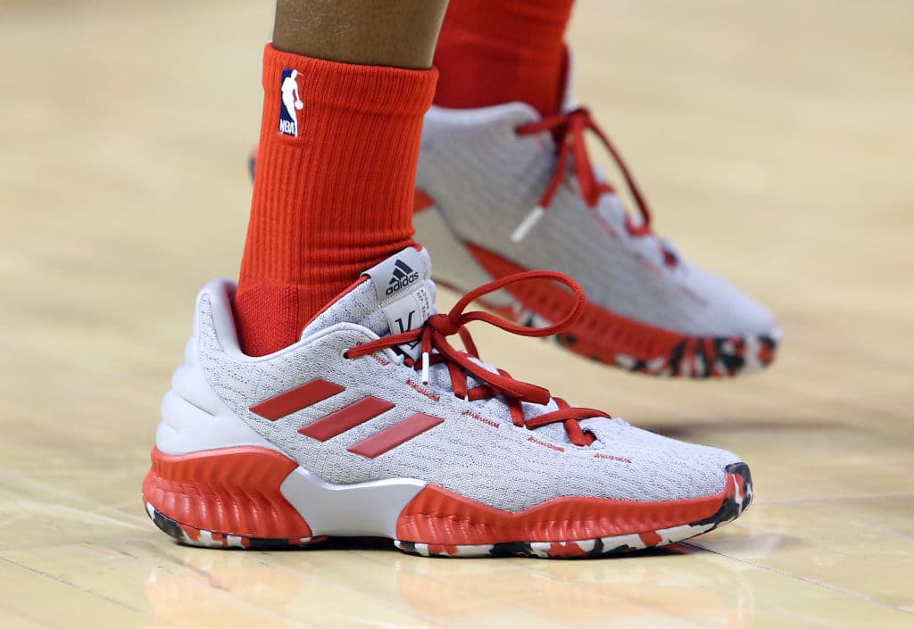 El estelar base de los Toronto Raptors Kyle Lowry, en el duelo ante los Cleveland Cavaliers, usando estos Adidas.