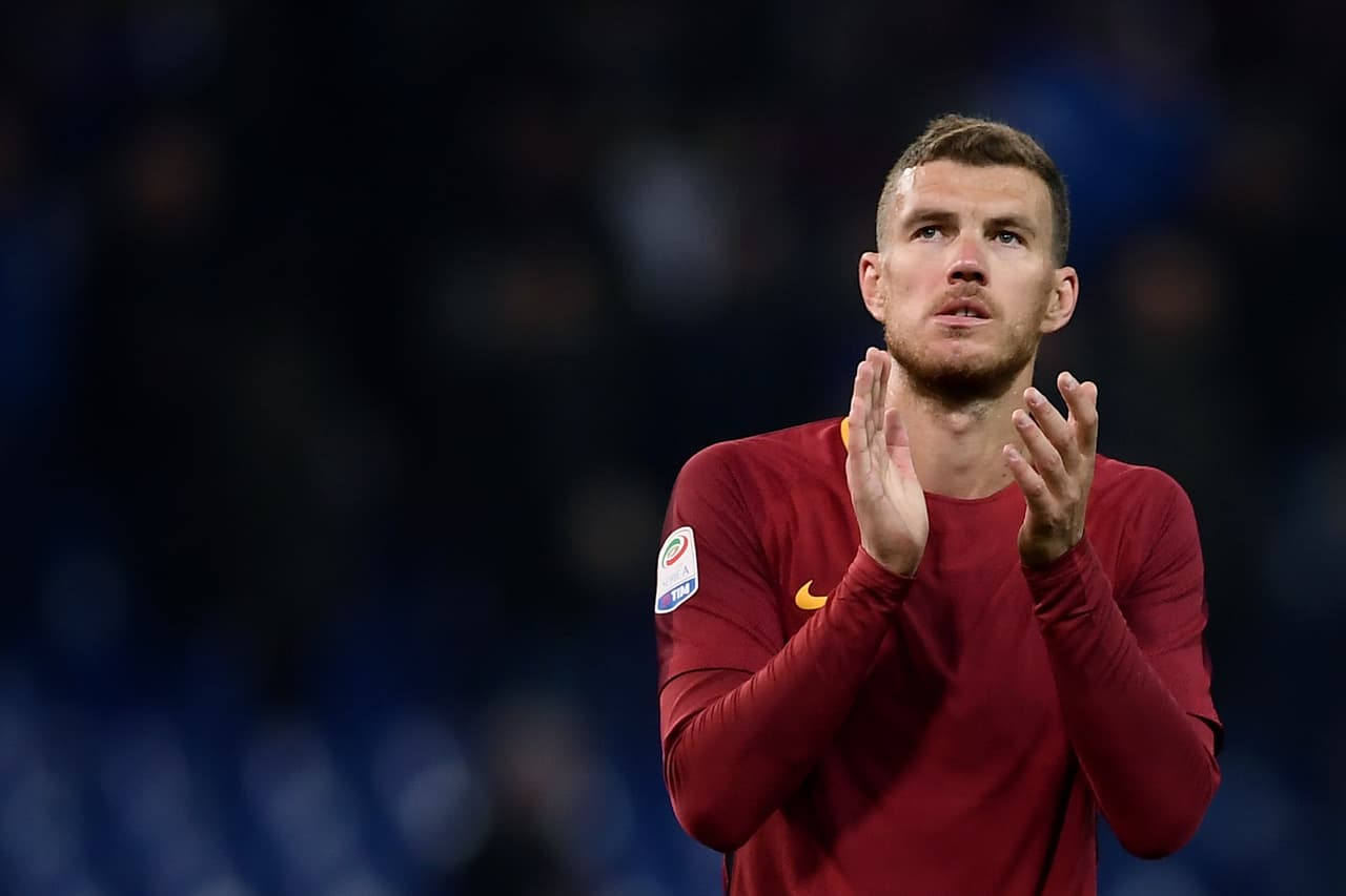 Edin Dzeko es uno de los jugadores que interesa a Chelsea como refuerzo para el remate de temporada, pero el técnico de Roma frena su salida. El lunes es el límite para los ingleses.