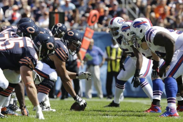 Roberto Garza ayudó de manera potencial a que su mariscal de campo, Jay Cutler, comandara a los Osos a la victoria ante los Minnesota Vikings 21-13. La línea ofensiva no permitió ninguna captura del QB y abrió los huecos para que Chicago corriera 138 yardas. Mira sus mejores imágenes. (AP-NFL)
