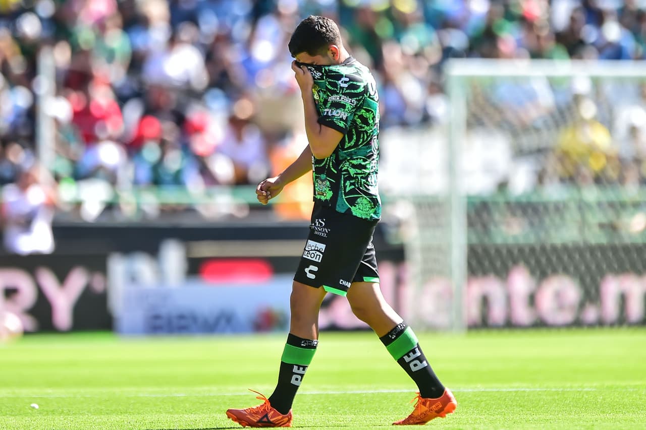 León inició su juego ante Puebla con el pie izquierdo al quedarse con 10 hombres a los 4 minutos tras la expulsión del juvenil Pedro Hernández por una entrada desmedida sobre Gustavo Ferraries.