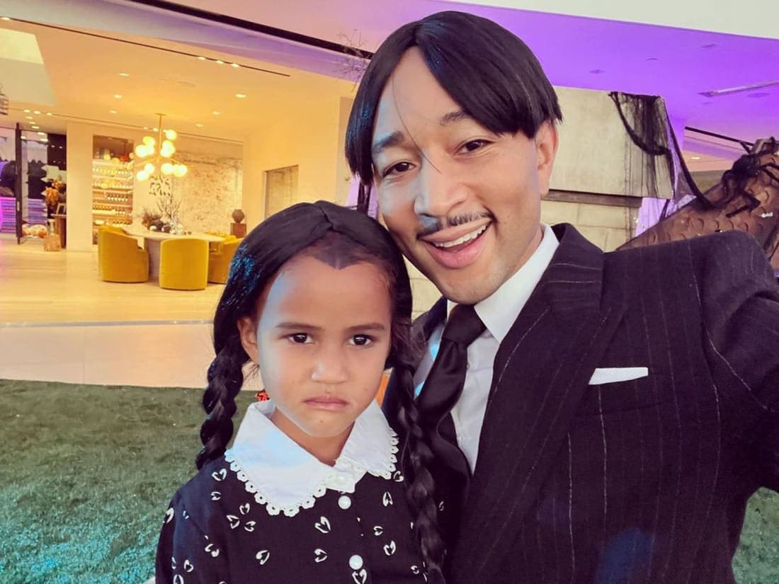 John Legend y su hija como los personajes de la familia Adams.