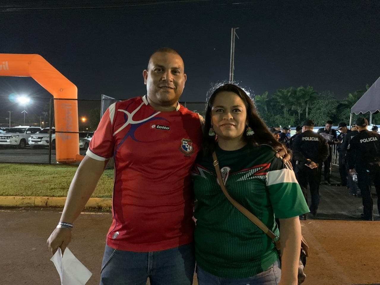Con la noche encima y la gente llegando al estadio, la ciudad de Panamá esta lista para el Panamá vs México.