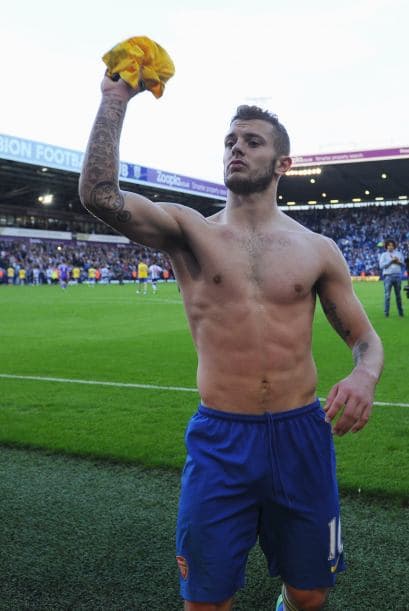 Jack Wilshere levanta la mano por la selección de Inglaterra, este mediocampista impone condiciones en la media cancha y no dudamos que en el vestidor con ese cuerpazo.Más de ¡Golazo Extra!