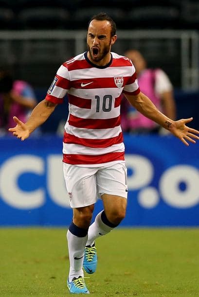 Landon Donovan:Todos lo apodan el “Capitán América” y se gana el sobrenombre, ya que es el motor, corazón y espíritu de la selección norteamericana. Sabe darle ritmo al ataque y siempre se le ve peleando cada jugada con todo.Más de ¡Golazo Extra!
