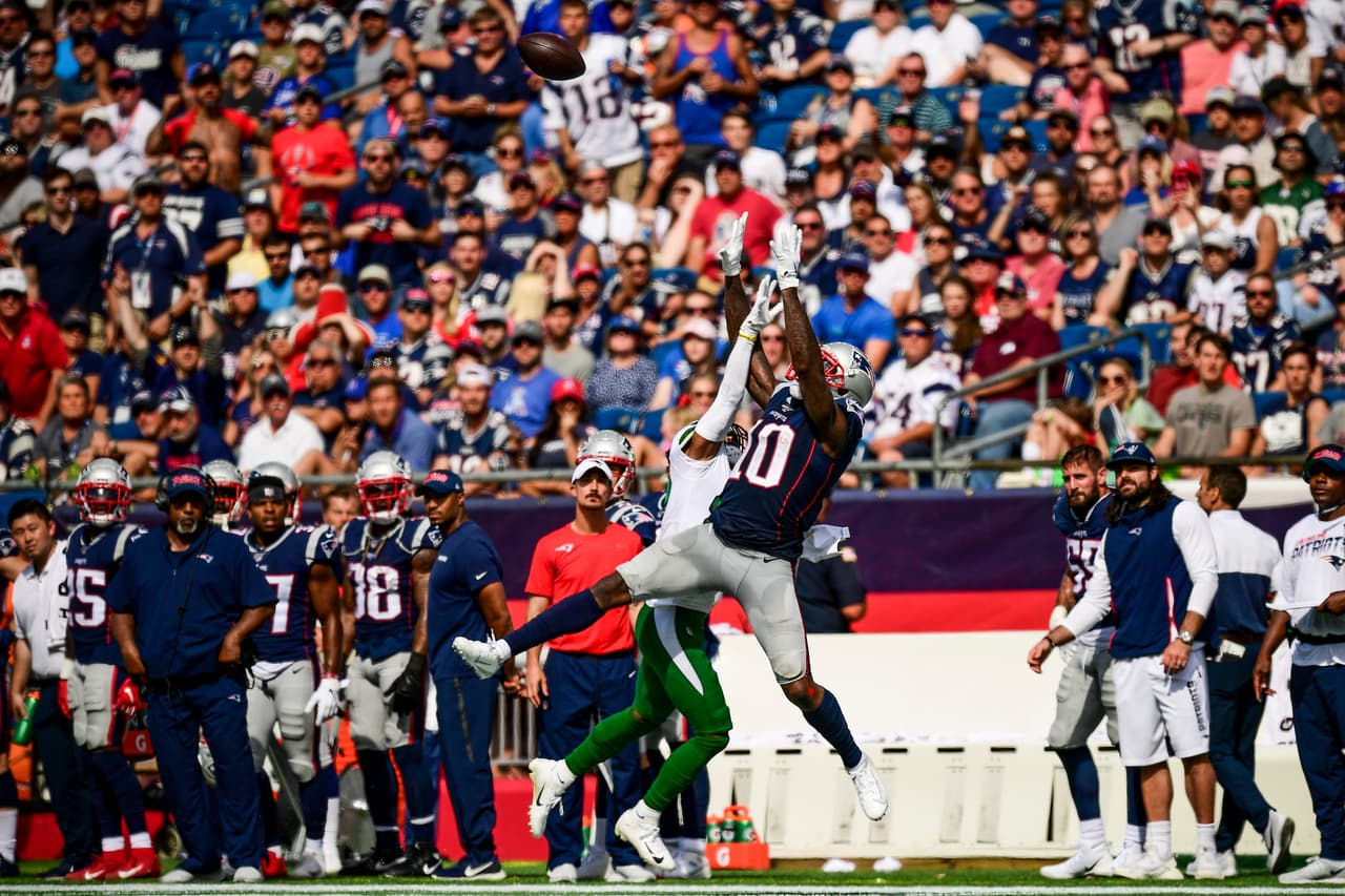 <b>New York Jets 14-30 New England Patriots.</b> Josh Gordon de los Pats y Daryl Roberts de los Jets, buscan el ovoide en el aire.