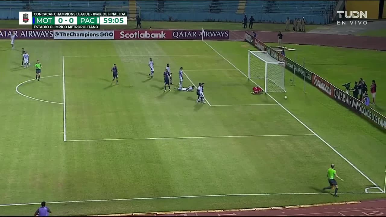 ¡TIRO ATAJADO! disparo por Eddie Hernández.