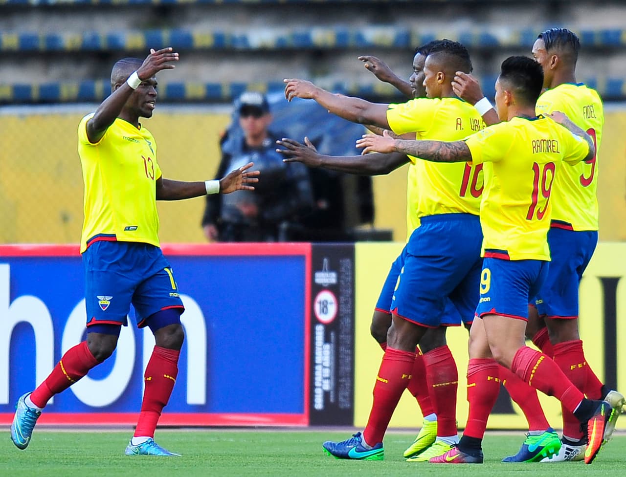 Ecuador's Enner Valencia (L) approaches teammates during their Russia 2018 World Cup football qualifier match against Chile in Quito, on October 6, 2016. / AFP / Juan CEVALLOS (Photo credit should read JUAN CEVALLOS/AFP/Getty Images)