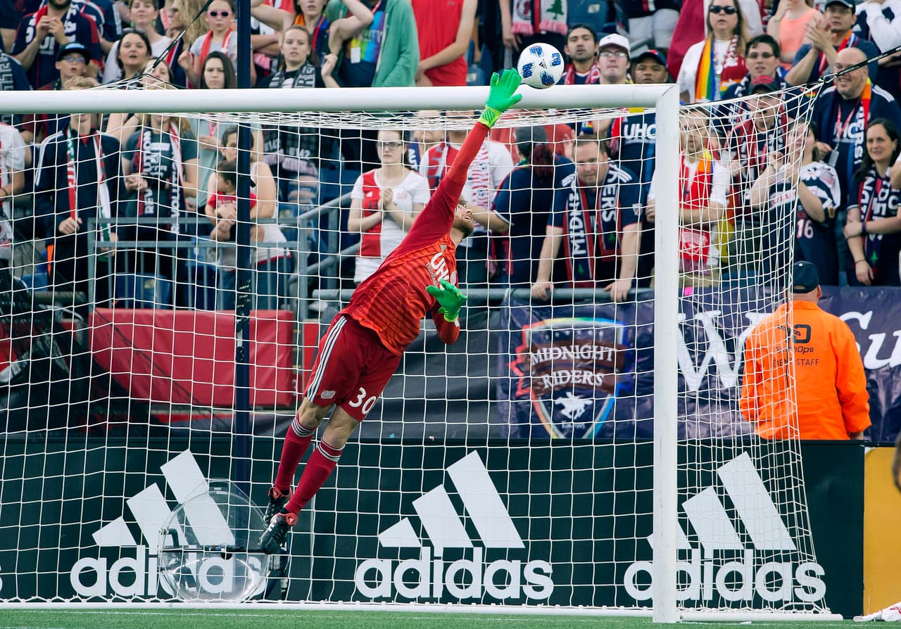 Montreal Impact necesitaba ganar para mantener viva la esperanza de clasificar a Playoffs, pero el arquero de New England Revolution, Matt Turner, fue una muralla e impidió que los canadienses lograran su objetivo. Revs termino ganando por la mínima con gol en los minutos finales.