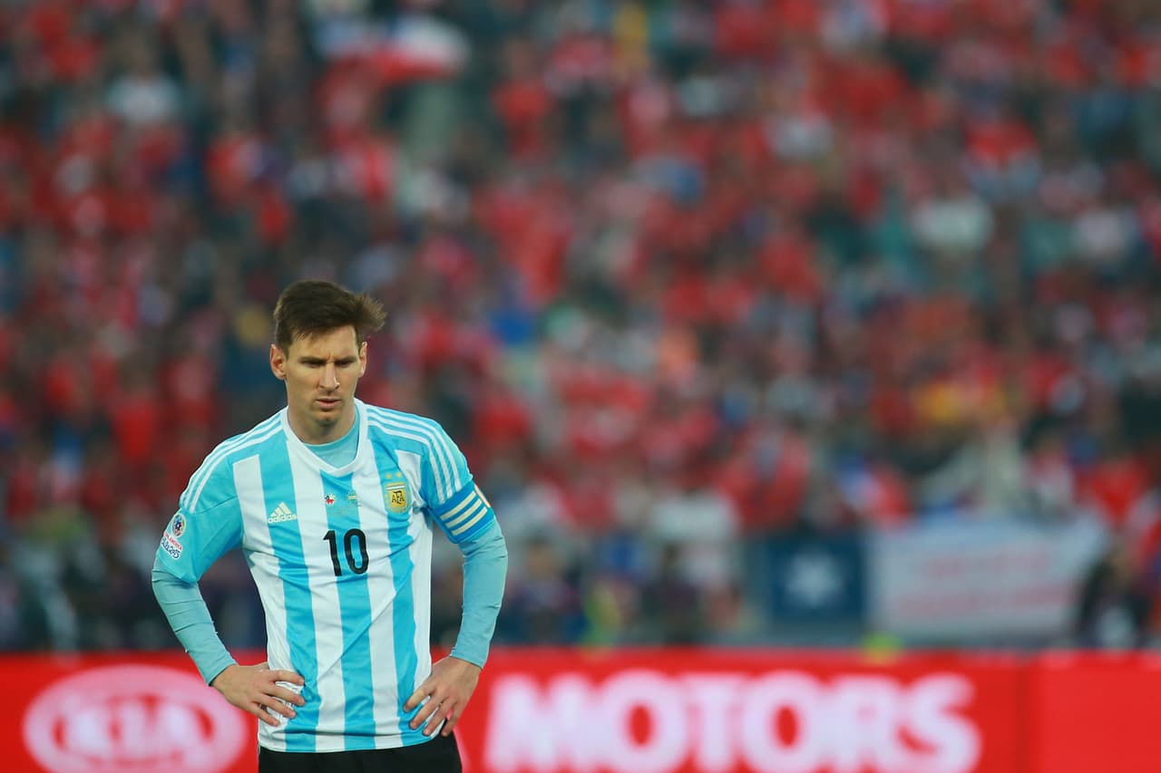 Fuertes críticas existen por parte de la policía de Gotham para Batman, en realidad deberían de apoyarlo por combatir al crimen, a Messi le sucede lo mismo con la selección de Argentina, equipo al que no termina por convencer con sus actuaciones.