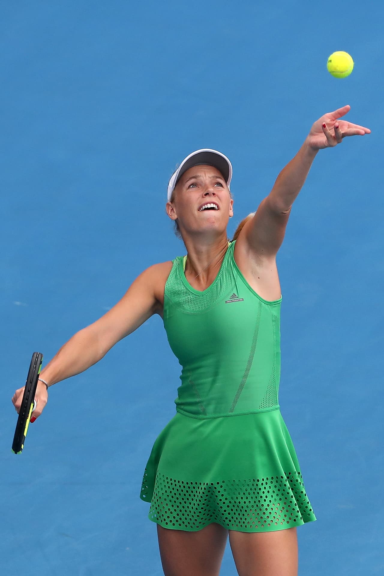Caroline Wozniacki, exnúmero uno del mundo y ahora 19 en el ranking, es una figura reconocida en el tenis mundial no solo por su capacidad sino por su rostro angelical y su cuerpo atlético. La danesa tiene una gran combinación entre su buen juego y su sobresaliente belleza que la hacen un referente en WTA.