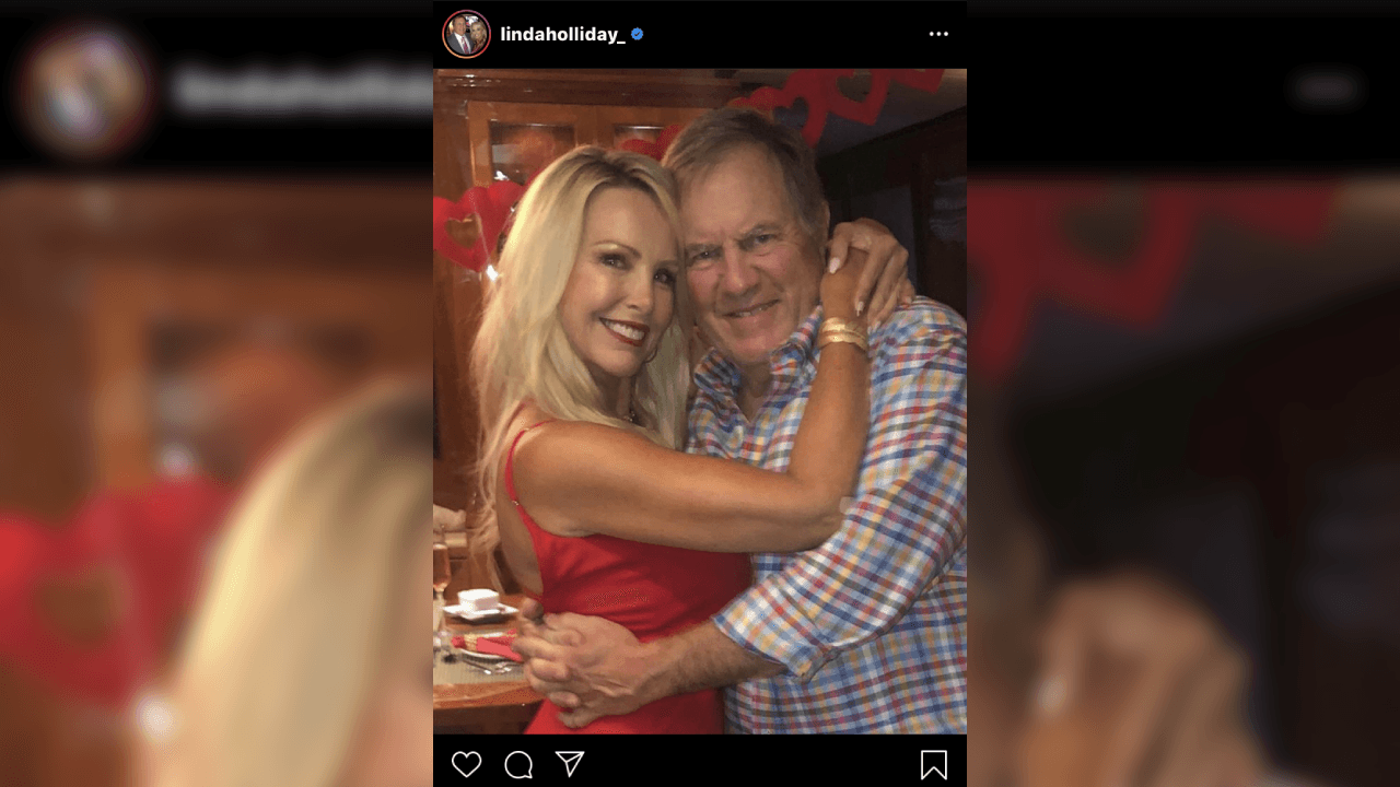 Linda Holliday es la novia de Bill Belichick. Ambos han consolidadoo una sólida relación donde el coach muestra su lado humano y amoroso.