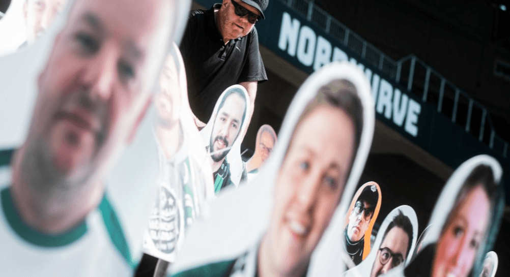 A pesar de no existir una fecha exacta para el regreso del futbol en la Bundesliga debido al covid-19, los fanáticos del ‘Gladbach’ imprimieron en sus asientos abonados, sus propias imágenes para estar presentes en el Borussia Park.