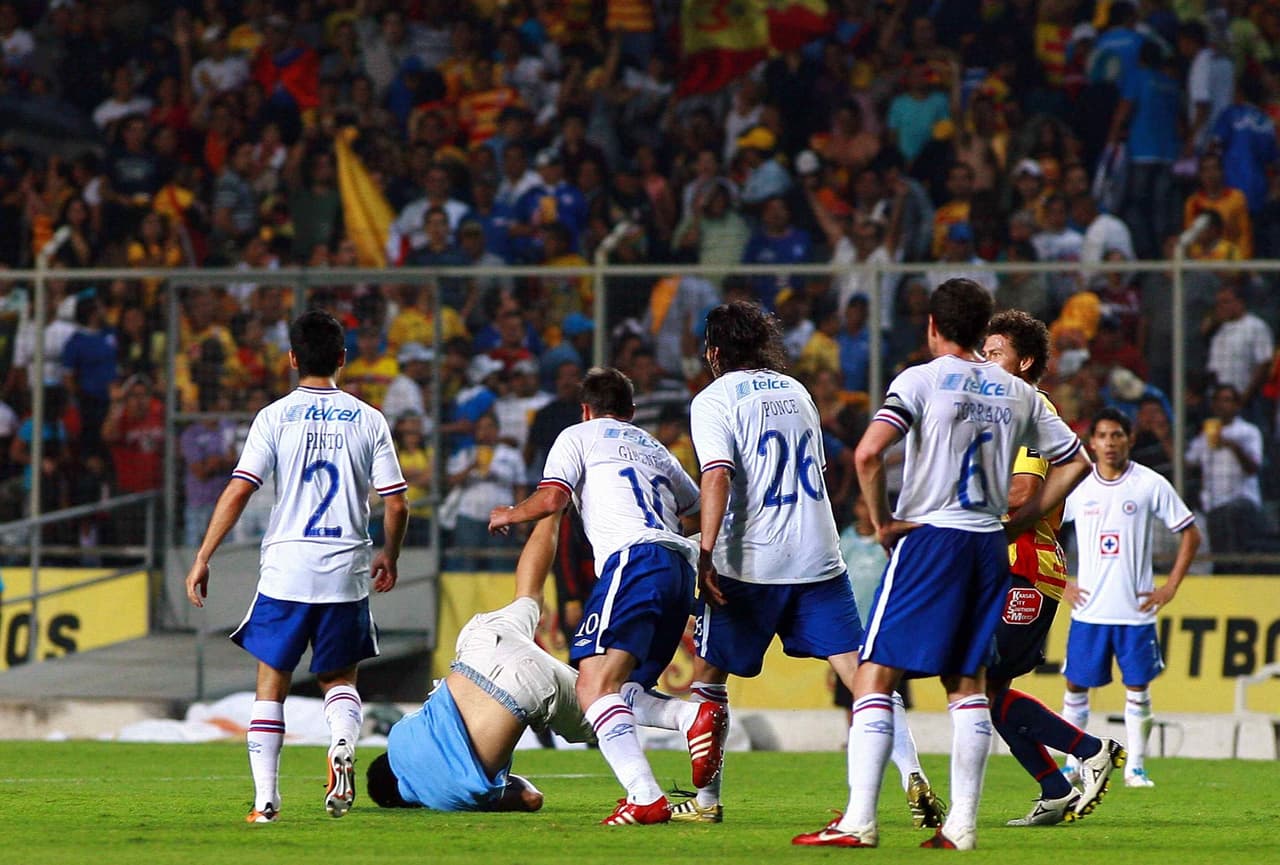 La reaccioón desmedida del atacante de Cruz Azul en el partido del Clausura 2015 en el estadio de Morelia encendió la ira del equipo que vivía una fiesta en casa.