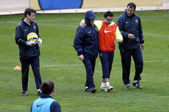 El momento más doloroso: durante un entrenamiento el 2 de diciembre de 2005 su carrera futbolística recibió una dura sacudida pues se rompió el ligamento cruzado anterior en la rodilla derecha. Estuvo fuera de actividad durante cinco meses.