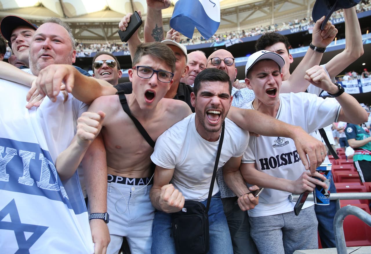 Después de dos series de infarto, los fanáticos del Tottenham llegaron al Metropolitano con el deseo de levantar su primera Champions League pero con menos sufrimiento. Los Spurs se dejaron ver con sus banderas, sus cantos, bufandas y playeras especiales.