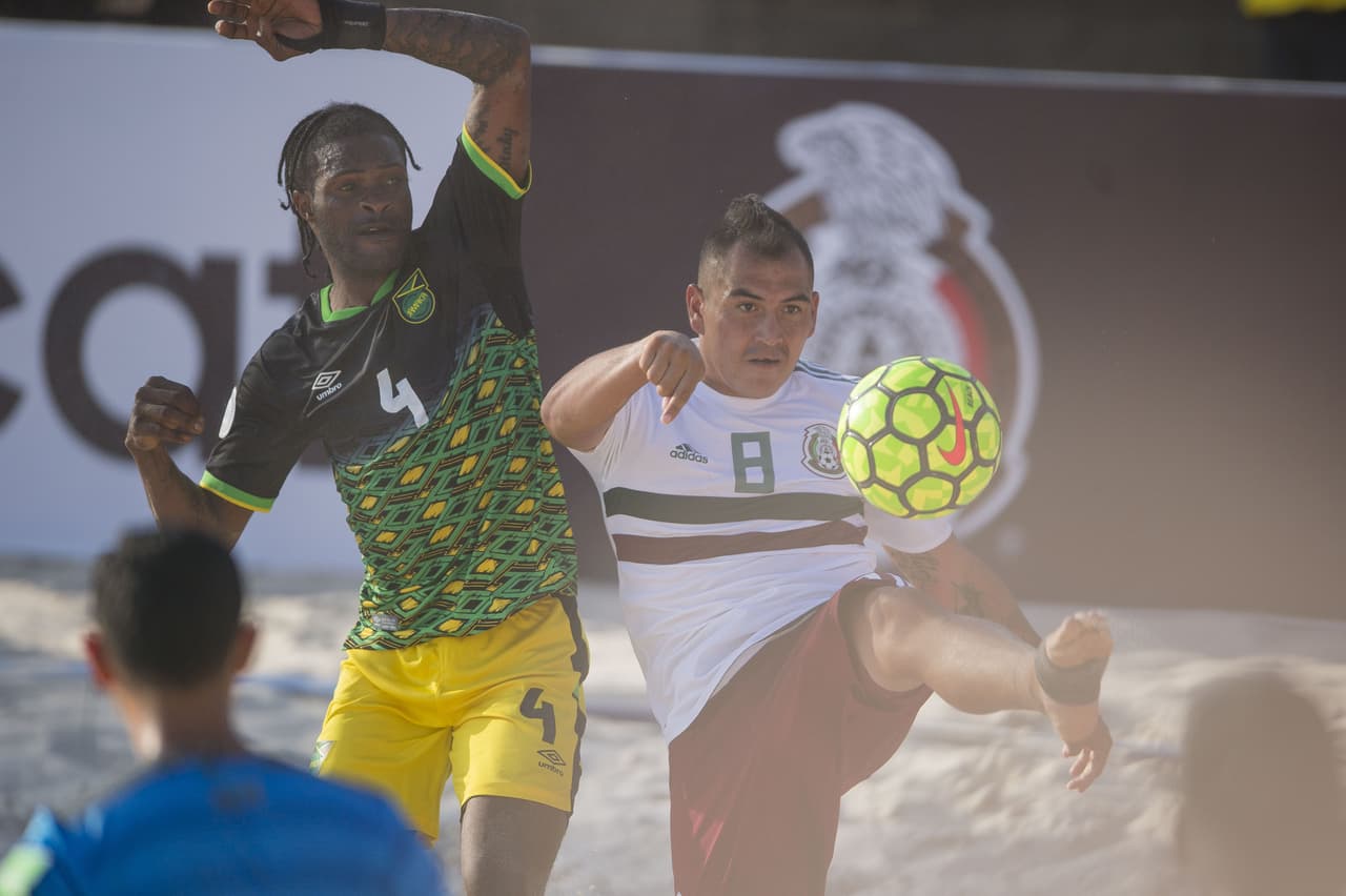 Parte de las acciones durante en partido entre México y Jamaica, correspondiente al Grupo A del Campeonato de Fútbol de Playa Concacaf 2019, en Visit Puerto Vallarta Stadium, en Puerto Vallarta, Jalisco.