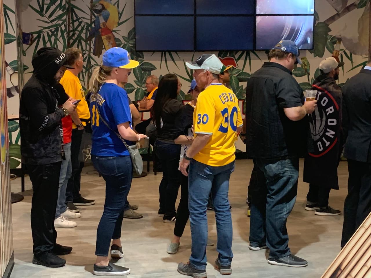 Los fanáticos de Golden State Warriors se alistan para el Juego 4 de las Finales de la NBA contra Toronto Raptors, con la ilusión de empatar la serie en casa antes del regreso a Toronto.