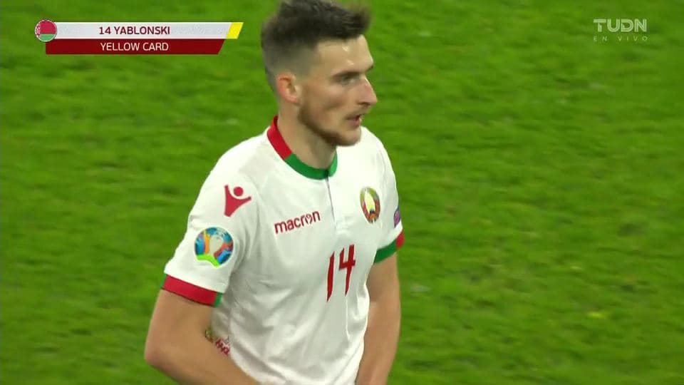 Tarjeta amarilla. El árbitro amonesta a Yevgeny Yablonsky de Belarus