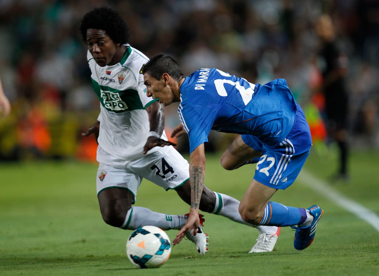 En el 2013 llegó Carlos Sánchez al Elche recién ascendido. La plantilla del equipo valenciano no era lo suficientemente competitiva y terminó descendiendo.