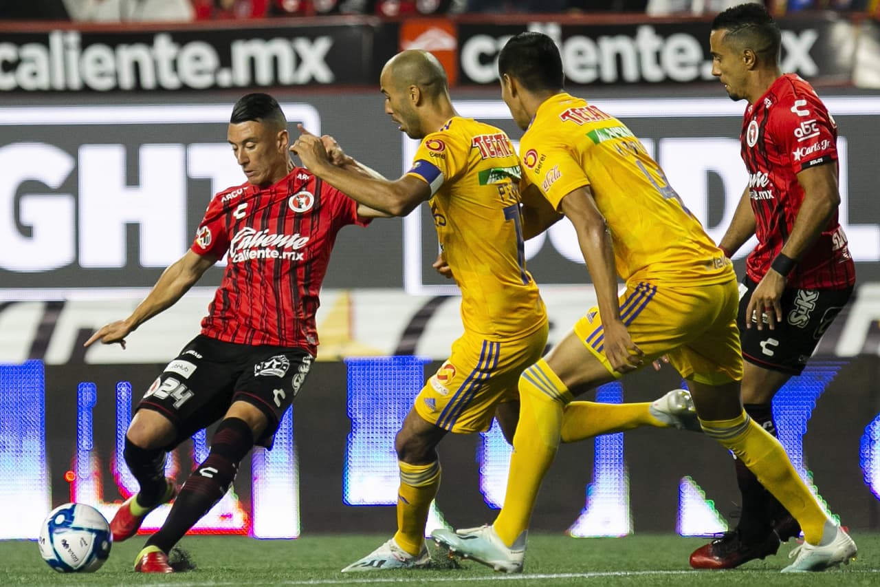 Falletti elude la marca de Guido Pizarro y dispara sin éxito ala portería de Nahuel.