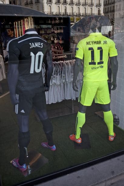 También en el mediocampo estará en duelo de las bandas, Neymar e Iniesta contra Isco (a falta de Bale) y James Rodríguez, que parecen apuntar a titulares. Neymar cada vez encaja más en el Barcelona e Iniesta es el motor del equipo, su juego marca muchas veces el ritmo culé. Isco va recuperando la confianza perdida, mientras James Rodríguez demuestra mayor acoplamiento en cada partido. Los dos equipos necesitarán de estos jugadores para abrir y romper las defensas.