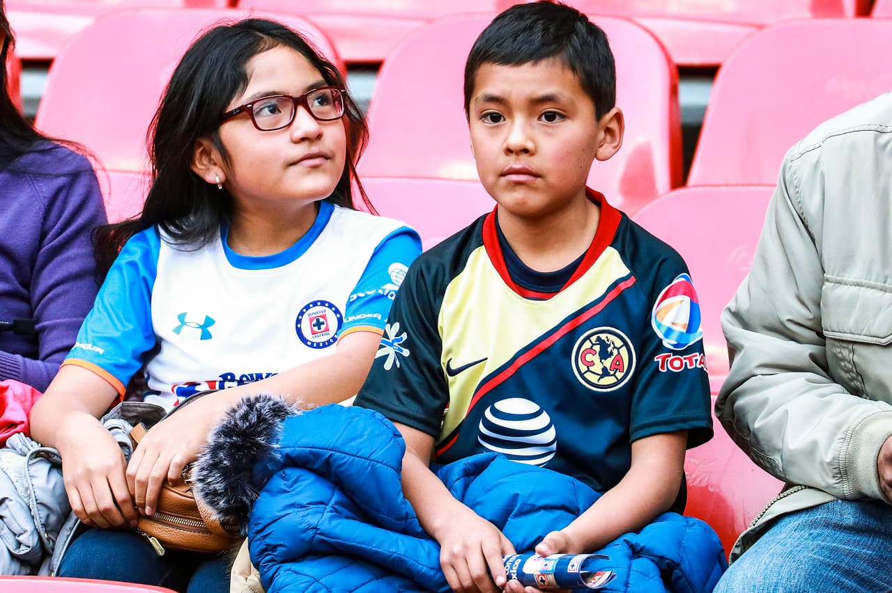 Los fanáticos viven la Final del Apertura 2018 entre Cruz Azul y América. en el Estadio Azteca.