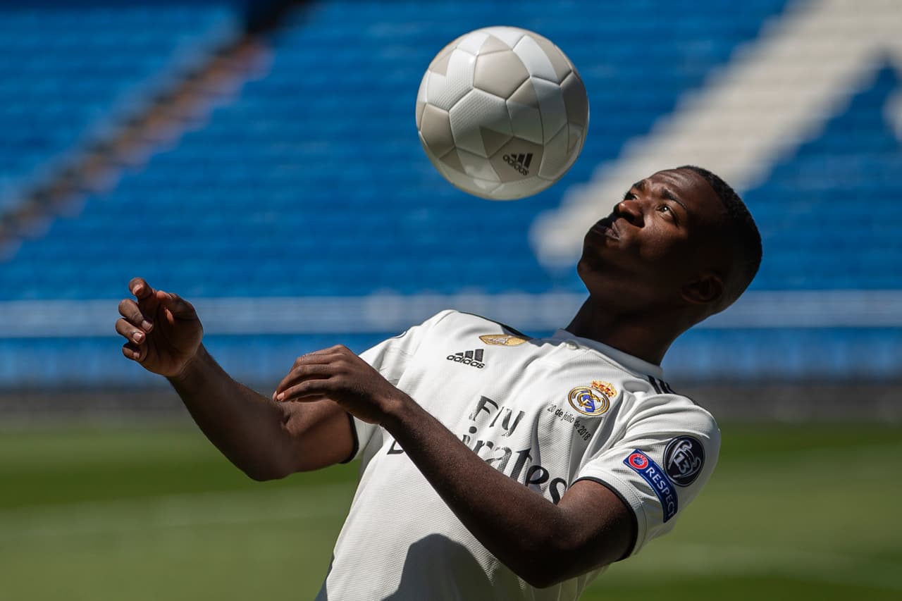 El brasileño Vinicius Junior, que fue presentado en el estadio Santiago Bernabéu como nuevo jugador del Real Madrid, aseguró que espera enseñar al técnico Julen Lopetegui que está "listo para jugar".
