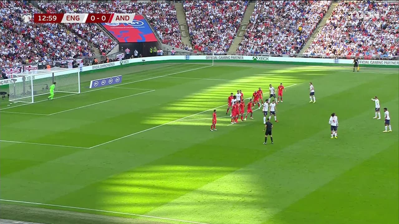 ¡TIRO ATAJADO! disparo por Bukayo Saka.