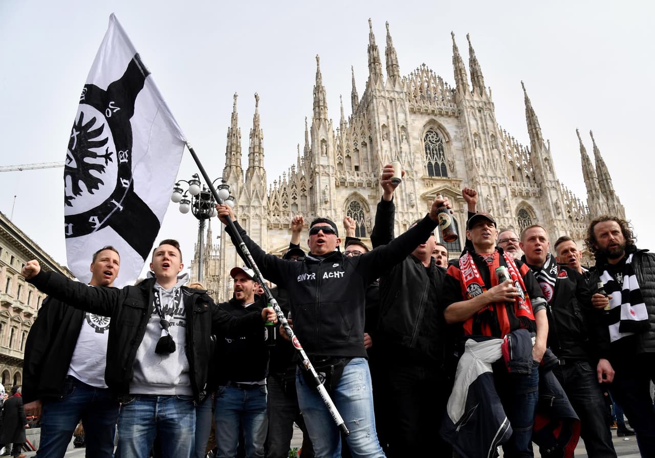 La fiesta en Milán fue cortesía de un gran grupo de fanáticos del Eintracht Frankfurt que se reunieron en la Piazza del Duomo antes de ir al Stadio San Siro incluso con la presencia del presidente del equipo, Peter Fischer, quien se contagió de la alegría que desbordaban con sus banderas y fundas alegóricas a las Águilas.