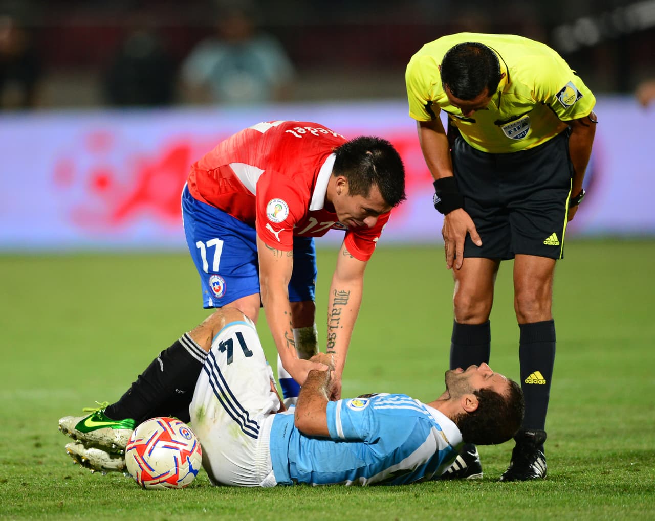 ¿Y qué hay de un nuevo Mascherano que pueda fungir como mediocentro y como defensa central? El chileno Gary Medel del Inter de Milán está 100% probado en la élite.