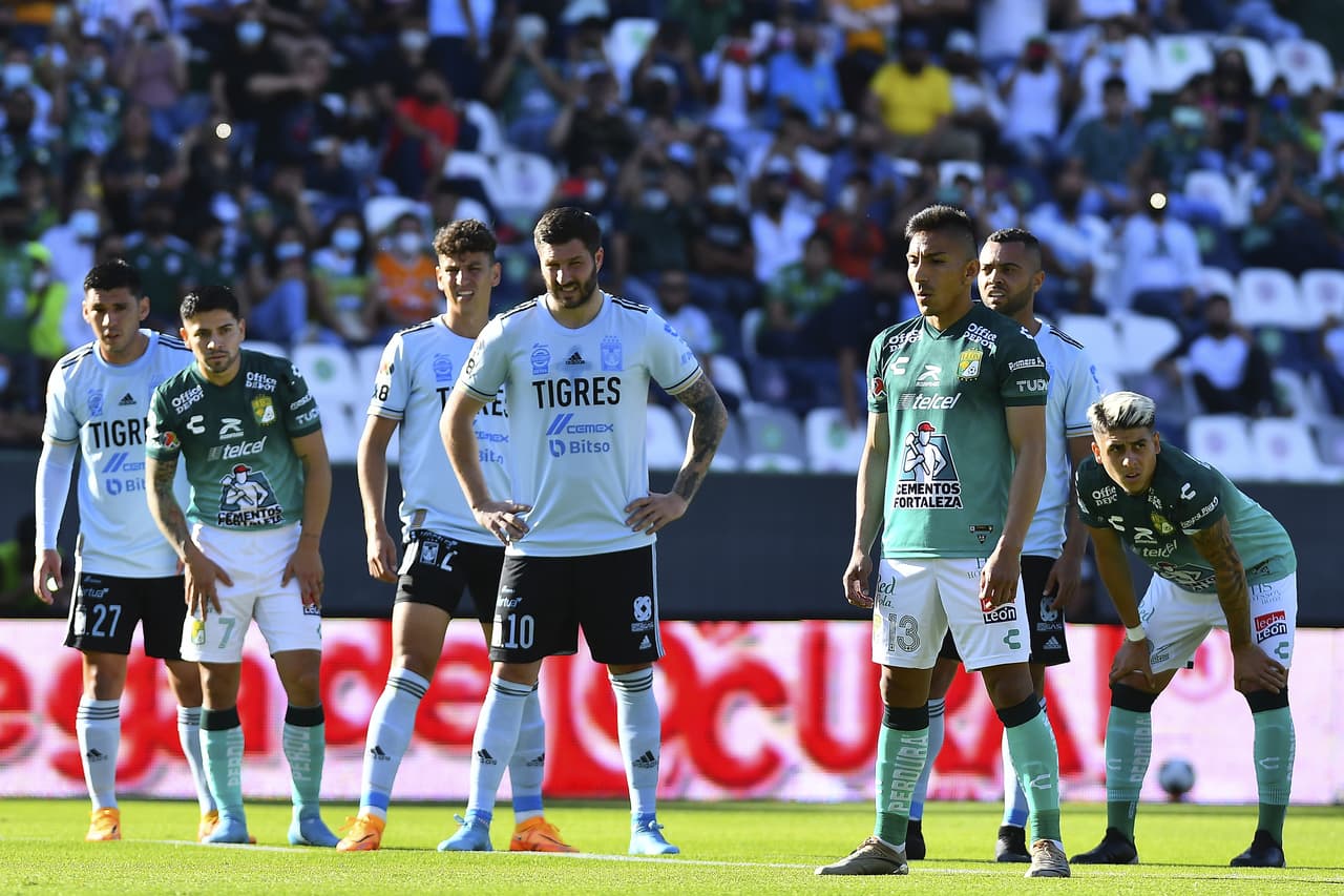Lo que empieza mal, termina mal: Al 8', Ángel Mena fallaba un penal para abrir el marcador en casa y darle el empujón anímico que León necesitaba tras la goleada en Concachampions.