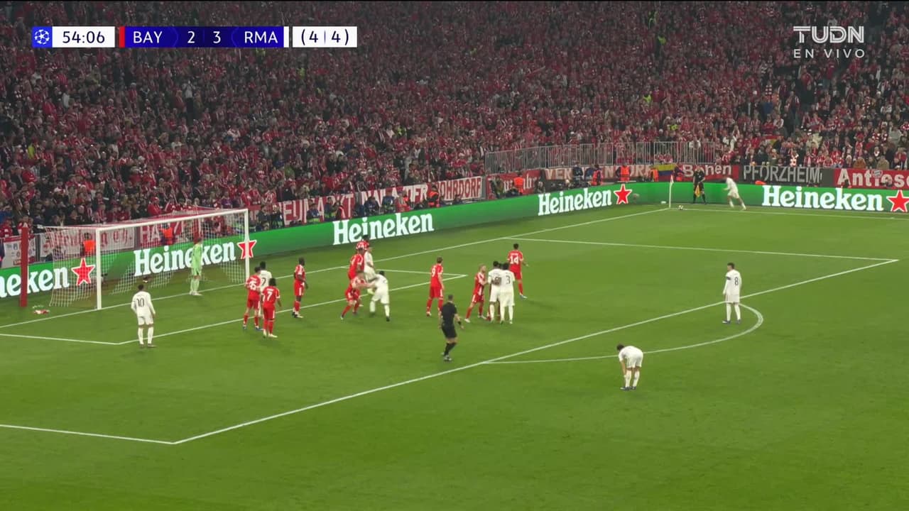 ¡TIRO ATAJADO! disparo por Kylian Mbappé.