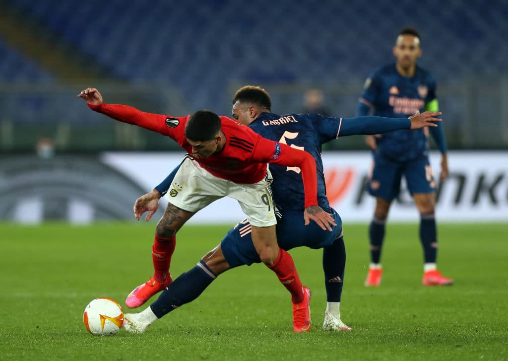 Fernandes (55’) marcó desde los once pasos para abrir el marcador y así adelantar a los locales. Un par de minutos más tarde, Saka (57’) marcó el tanto que le dio la paridad al cuadro inglés. La vuelta se jugará el próximo 25 de febrero.