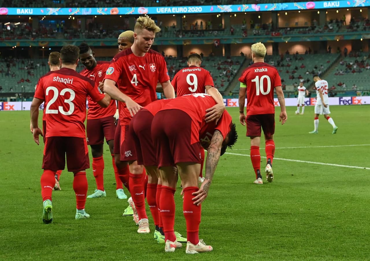 Suiza golea a Turquía 3-2 y, con este resultado, es tercero en el Grupo A en la Euro 2020. Con doblete de Xherdan Shaquiri y gol de Haris Seferovic, los suizos consiguen la victoria y esperan combinaciones para su clasificación a la siguiente ronda.