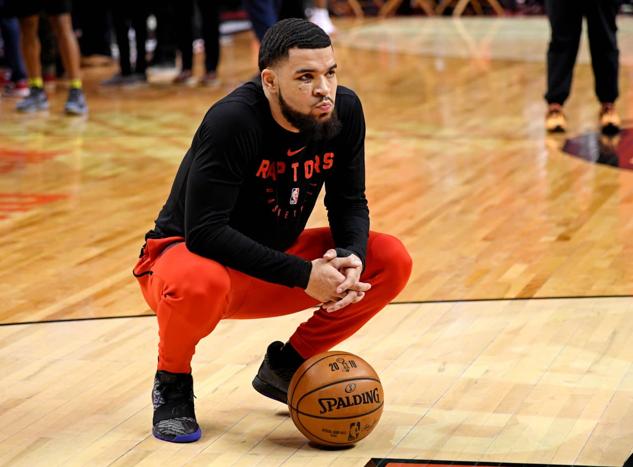 Con una inquebrantable fe de ver a su equipo campeón por primera vez, los aficionados de los Toronto Raptors se dejaron llegar de manera masiva a Scotiabank Arena para atestiguar historia. Aunque la duda se siembra ahora que está por regresar Kevin Durant para este Juego 5. Gran ambiente previo al quinto partido de las Finales de la NBA.