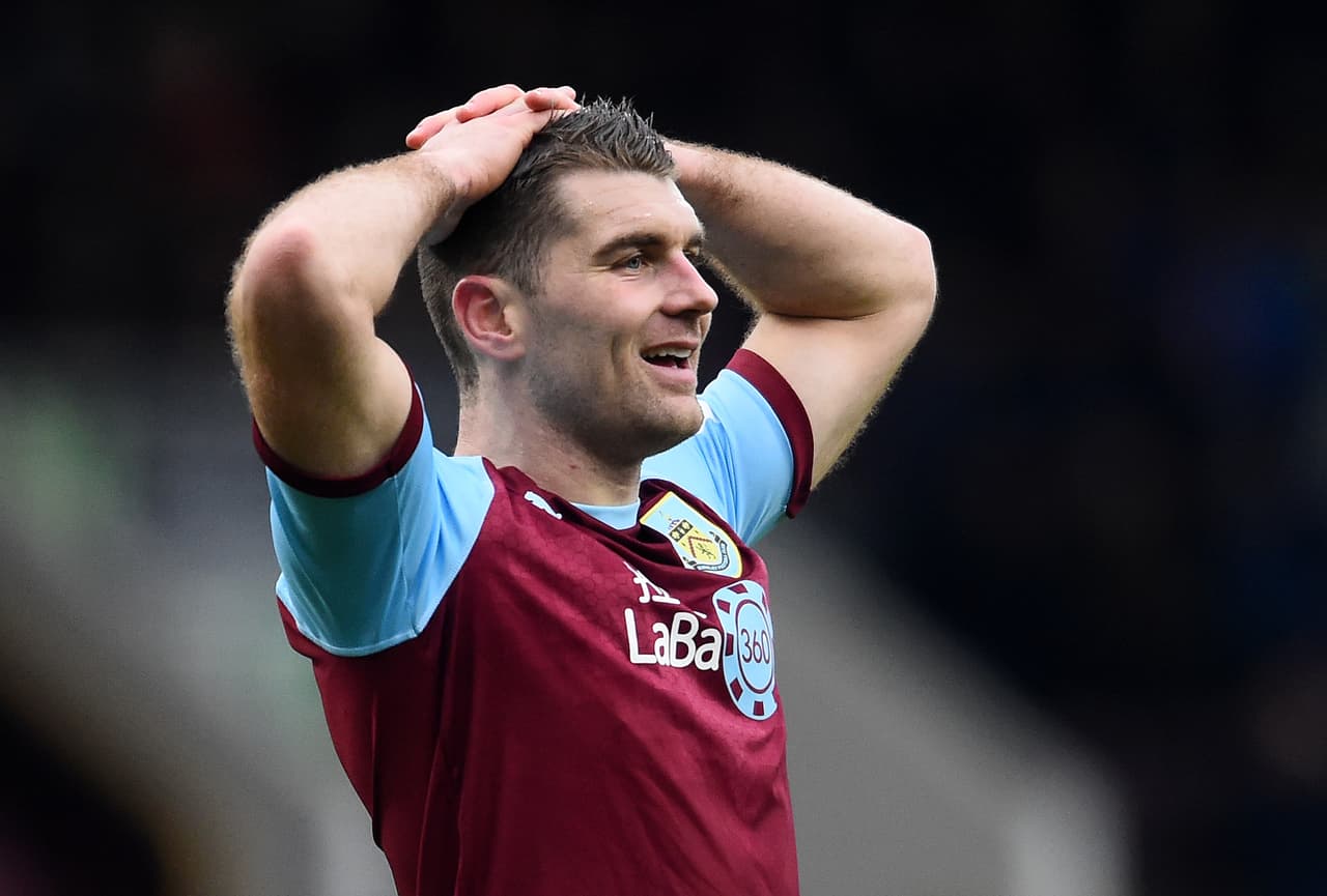 Mientras que Sam Vokes pasará del Burnley al Sotke City, un intercambio que espera darle muchos frutos a ambos equipos.