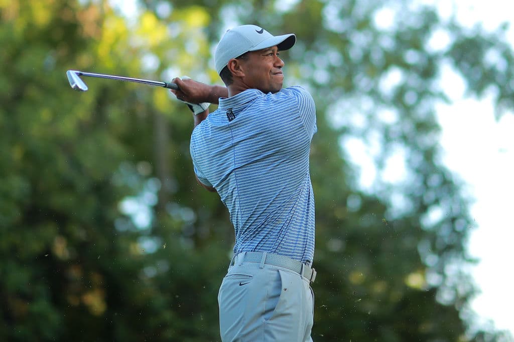 Tiger Woods se paró en frente del tee para la salida en el hoyo 1 y sucedió algo que quizás se imaginaba pero no supo sopesar hasta que lo vivió: una estruendosa ovación que lo hizo sonreír.