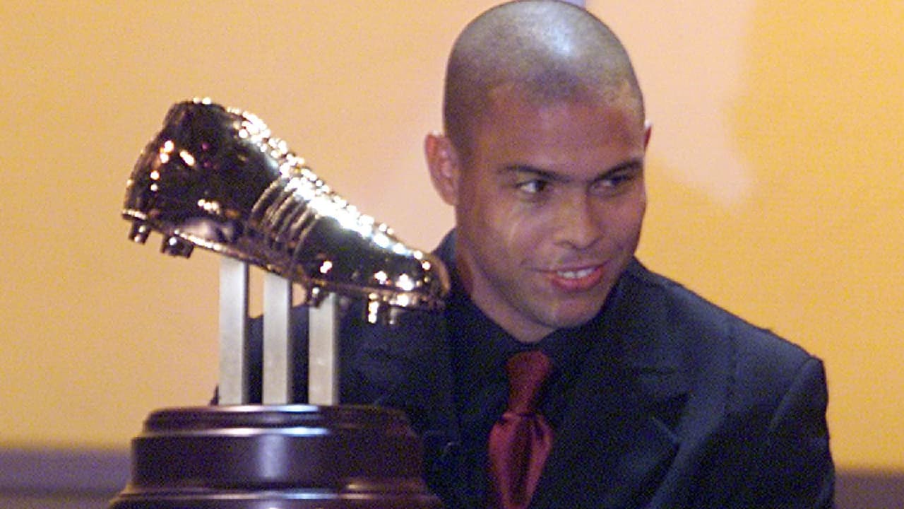 4 Ronaldo | ‘El fenómeno’ de palmarés impresionante, maravilló al mundo jugando en la Eredivisie para después tener un breve paso por el Barcelona. Se terminó de formar en el Inter y se consagró en el Real Madrid. Jugó una temporada en Milan y se retiró en Brasil.