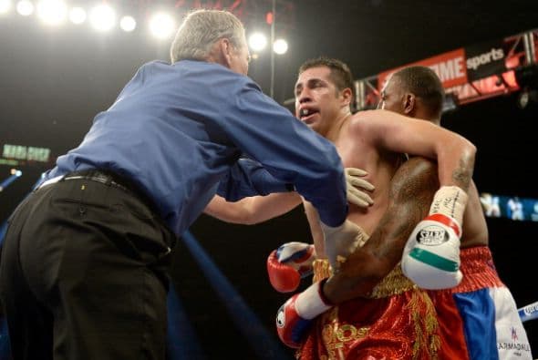 Peribán estuvo a nada de noquear a su enemigo en el quinto rollo, pero el réferi intervino y acabó con las acciones.