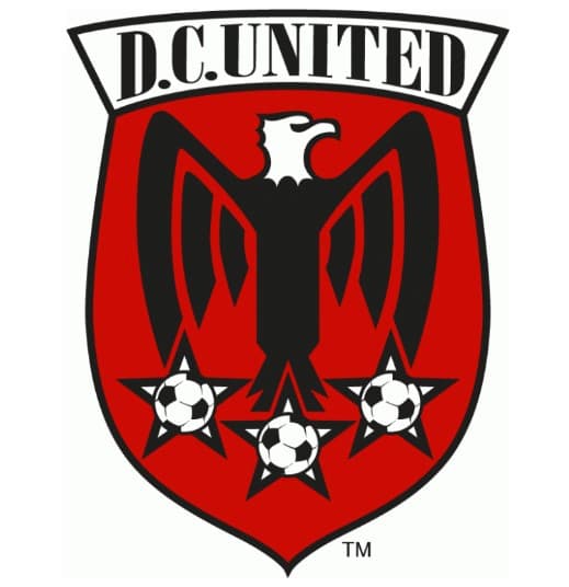 DC United. El escudo original muestra un águila negra y tres balones de soccer.