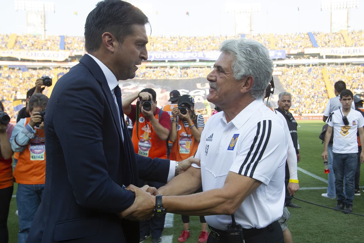 Este fue el caluroso saludo entre Diego Alonso y Ricardo Ferretti.