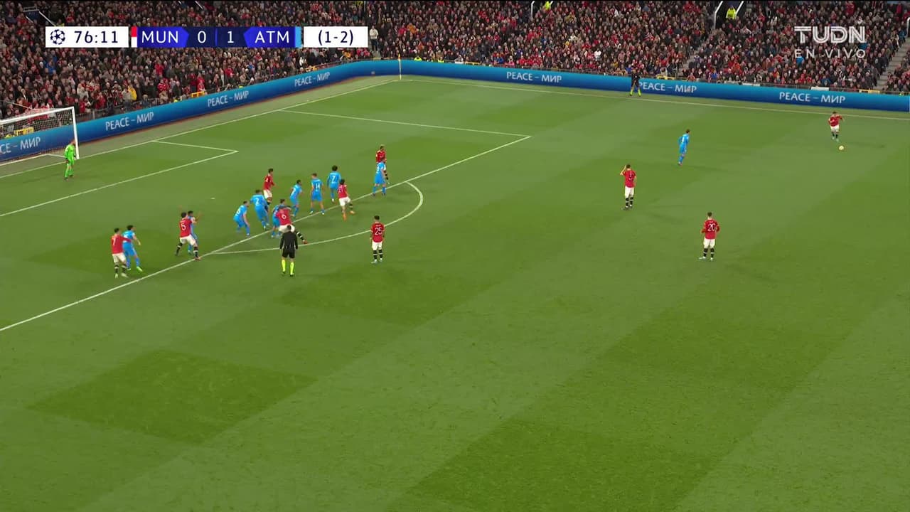 ¡TIRO ATAJADO! disparo por Raphaël Varane.