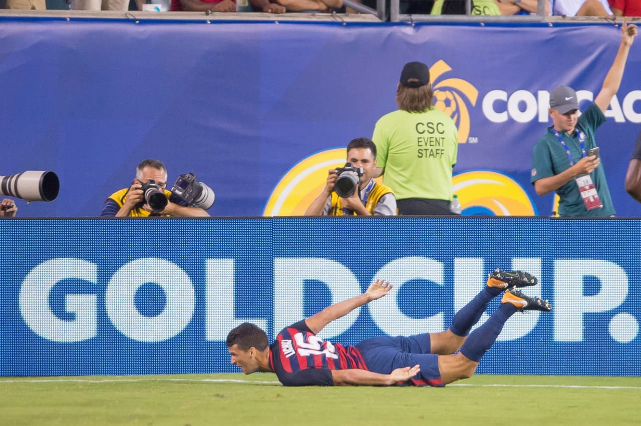 Antes de que terminara el primer tiempo, Eric Lichaj aprovechó un gran balón a espaldas de la defensa que definió por entre las piernas del portero salvadoreño.