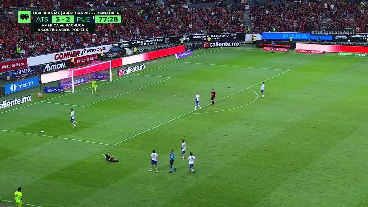 ¡Tarjeta Roja! Alonso Ramírez recibe la segunda amarilla y se va del juego.